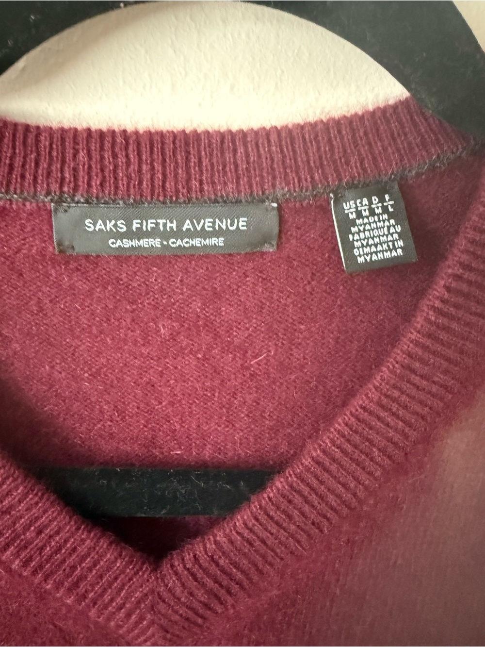 Saks Fifth Avenue Men’s 100% Cashmere V-Neck Sweater Burgundy M - Picture 3 of 4